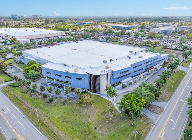 10000 NW 15th Ter, Miami, FL à louer - Photo du bâtiment - Image 3 de 30
