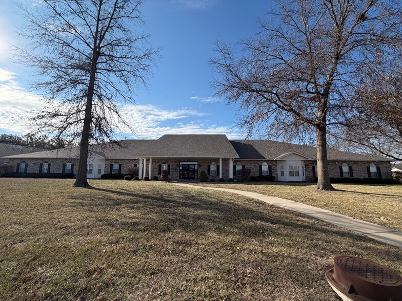 1035 Eastgate Dr, O'Fallon, IL à louer - Photo du bâtiment - Image 3 de 4