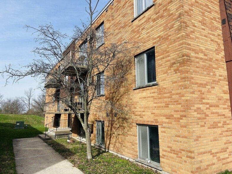 5617 Cheviot Rd, Cincinnati, OH à vendre - Photo du bâtiment - Image 2 de 9