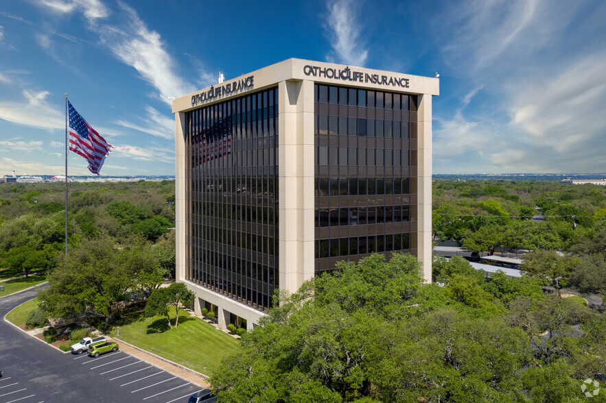 1635 NE Loop 410, San Antonio, TX à louer - Photo du b timent - Image 1 de 3