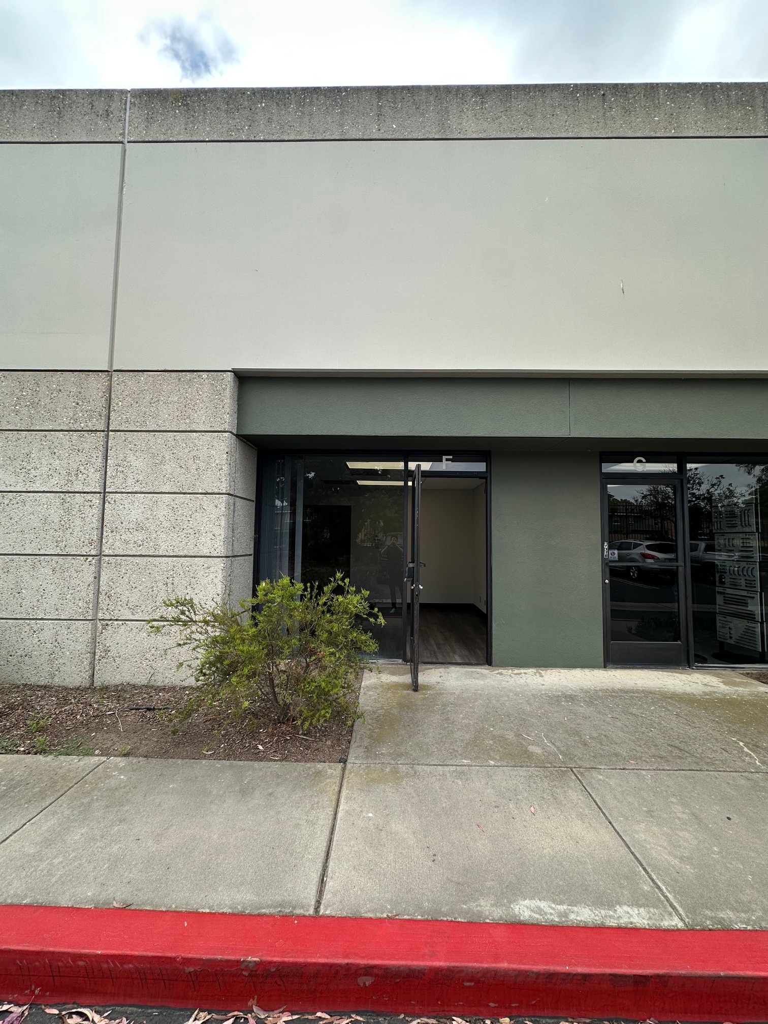 411 N Lombard St, Oxnard, CA for lease Interior Photo- Image 1 of 12