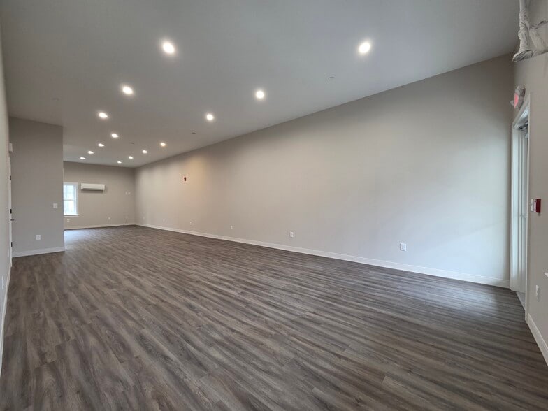 1134 US Route 1, York, ME for lease - Interior Photo - Image 3 of 10