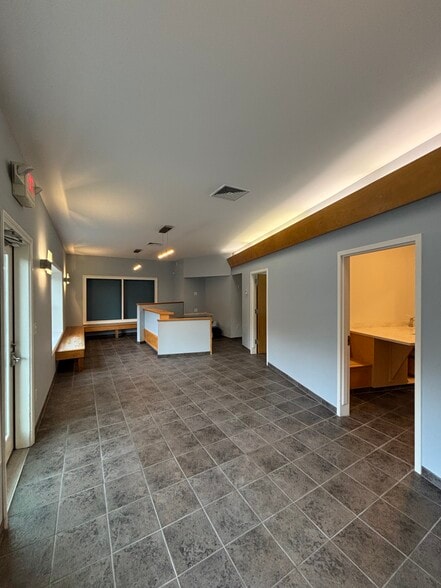 9 Avonwood Rd, Avon, CT for lease - Lobby - Image 3 of 15