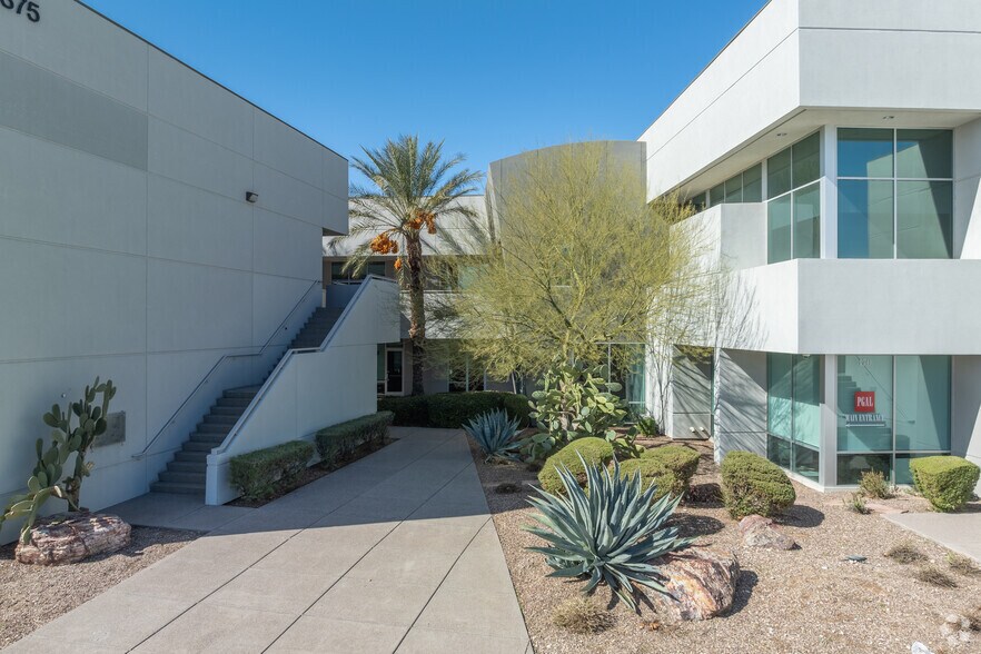 7373-7375 Peak Dr, Las Vegas, NV à vendre - Photo du bâtiment - Image 3 de 13