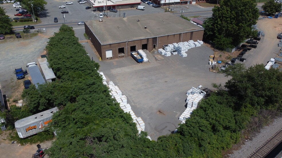 4827 Rozzelles Ferry Rd, Charlotte, NC for lease - Building Photo - Image 2 of 7