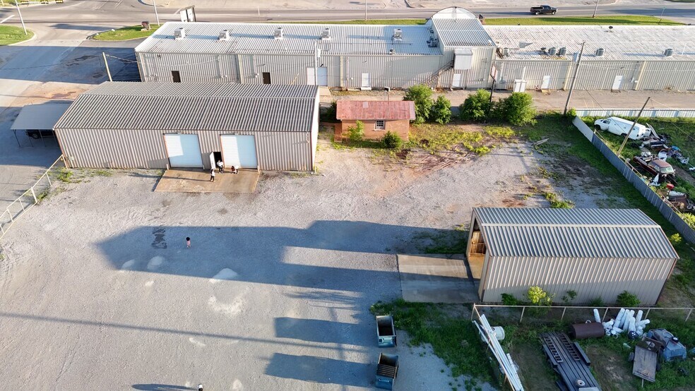 201 NE 4TH St, Lindsay, OK à louer - Photo du bâtiment - Image 3 de 16