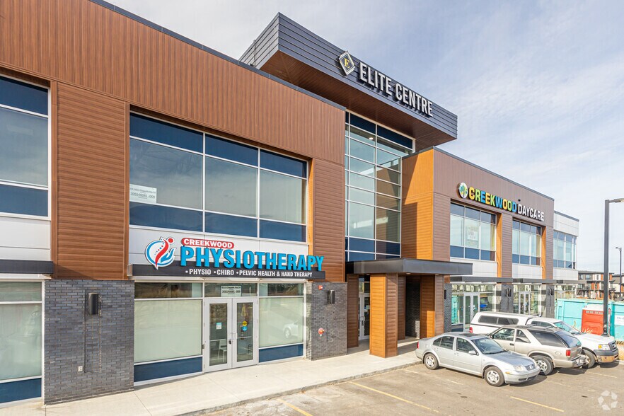 8305 Chappelle Way SW, Edmonton, AB à louer - Photo du bâtiment - Image 3 de 10