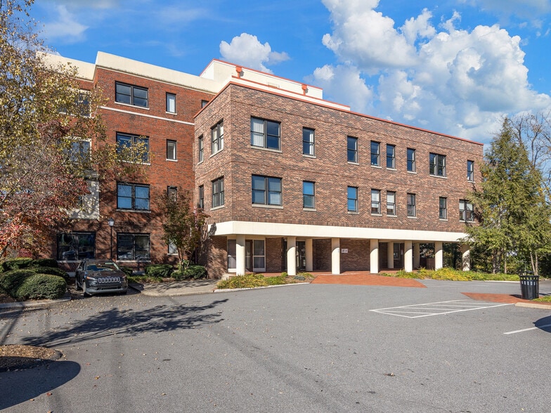 53 S French Broad Ave, Asheville, NC for lease - Primary Photo - Image 1 of 37