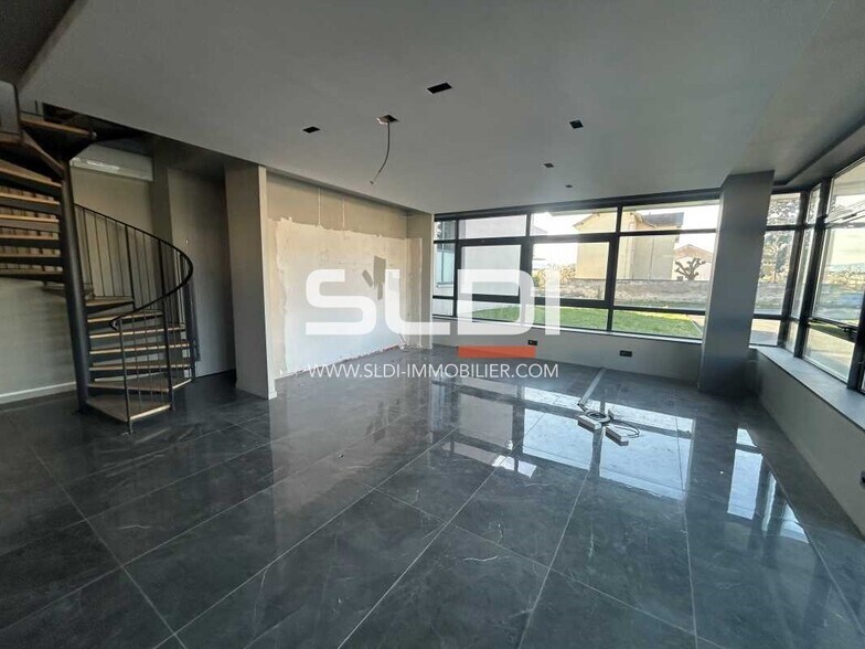 Route De Villefranche, Anse for lease - Interior Photo - Image 2 of 13