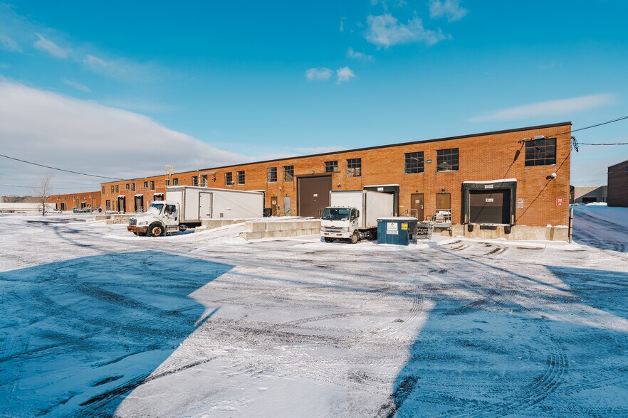 380-410 Rue McCaffrey, Montréal, QC à louer - Photo du bâtiment - Image 2 de 4