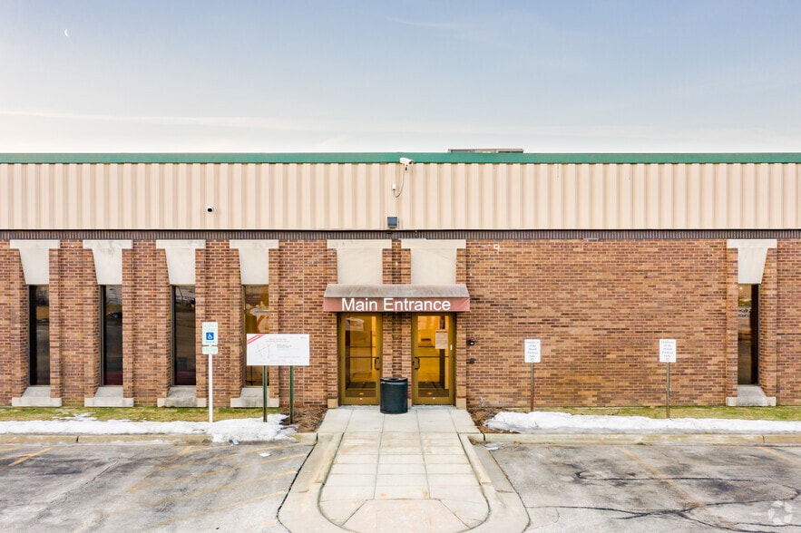 677 N Larch Ave, Elmhurst, IL for sale - Building Photo - Image 2 of 9