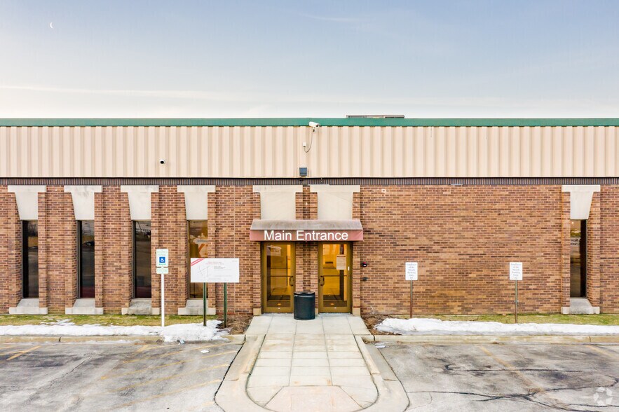 677 N Larch Ave, Elmhurst, IL à vendre - Photo du bâtiment - Image 2 de 9