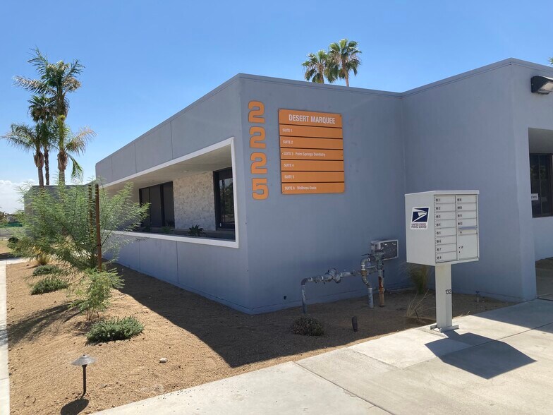 2145-2225 E Tahquitz Canyon Way, Palm Springs, CA à louer - Photo du bâtiment - Image 2 de 4