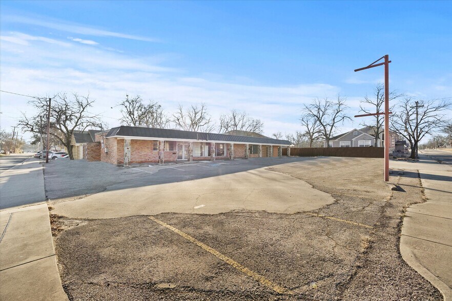 2108 Monroe St, Commerce, TX à vendre - Photo du bâtiment - Image 2 de 38
