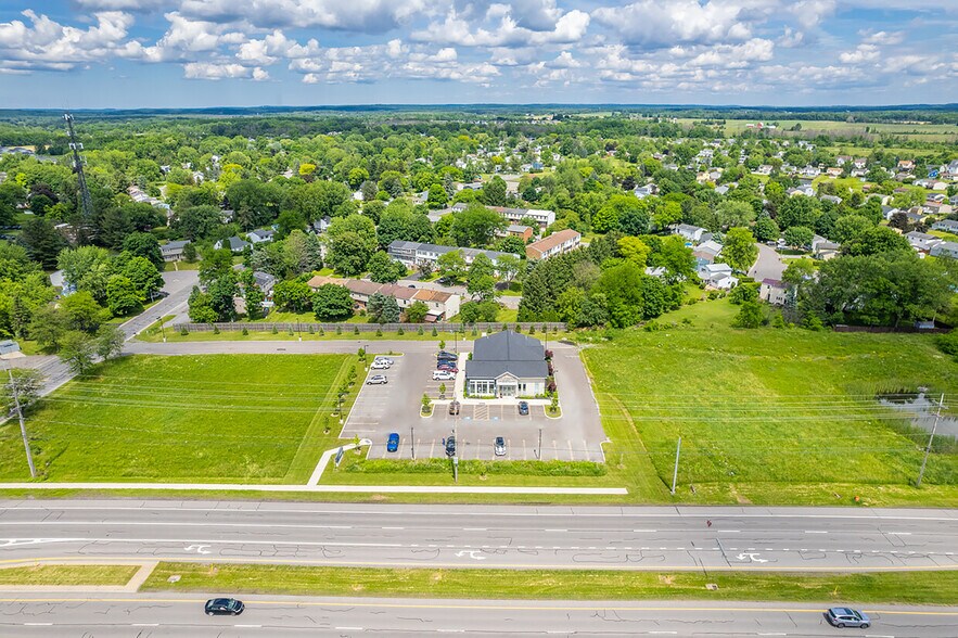 Farmbrook Dr, Farmington, NY à vendre - Photo du bâtiment - Image 1 de 9