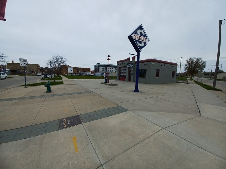 1390 3rd St SE, Cedar Rapids, IA for lease - Primary Photo - Image 2 of 8