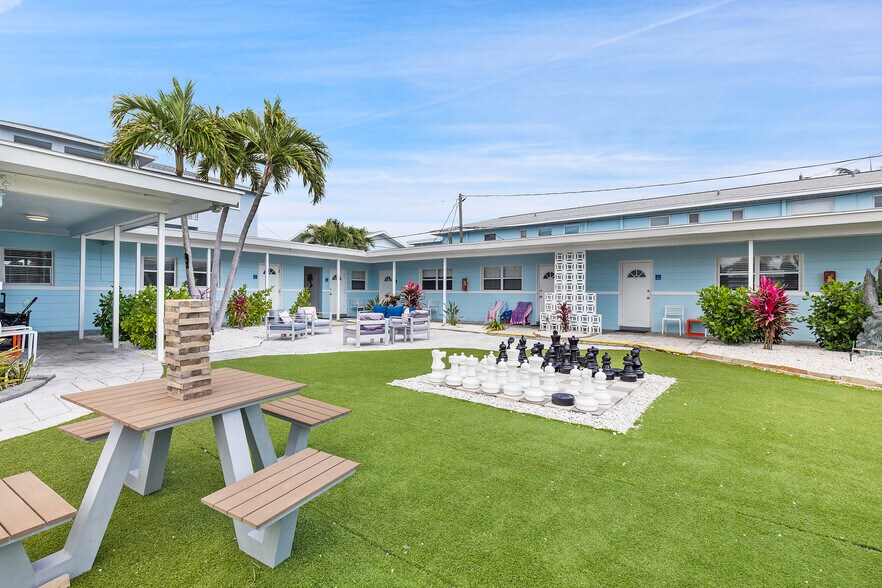 Two St Pete Beach Hotels portefeuille de 2 propriétés à vendre sur LoopNet.ca - Photo du bâtiment - Image 3 de 24