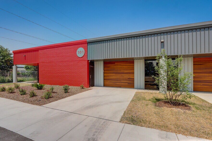 8949 N Deerbrook Trl, Brown Deer, WI à vendre - Photo du bâtiment - Image 2 de 39