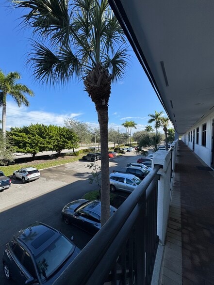 9100 Belvedere Rd, Royal Palm Beach, FL à louer - Photo du bâtiment - Image 3 de 6