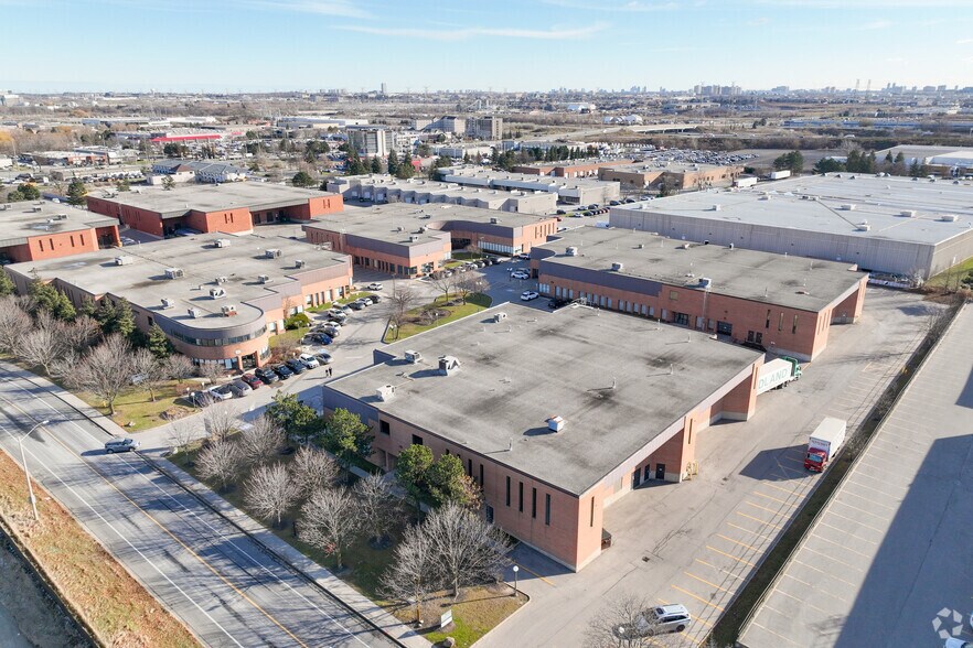 802 Cochrane Dr, Markham, ON à louer - Photo du bâtiment - Image 3 de 3