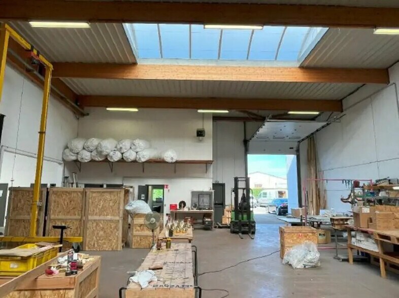 Bureau dans Décines-Charpieu à louer - Photo du bâtiment - Image 3 de 40