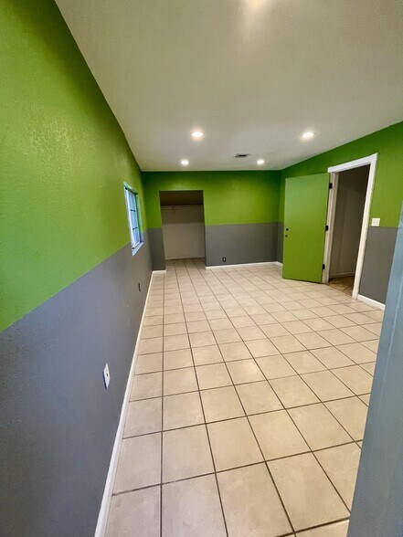 7230 Gilespie St, Las Vegas, NV for sale - Interior Photo - Image 2 of 38