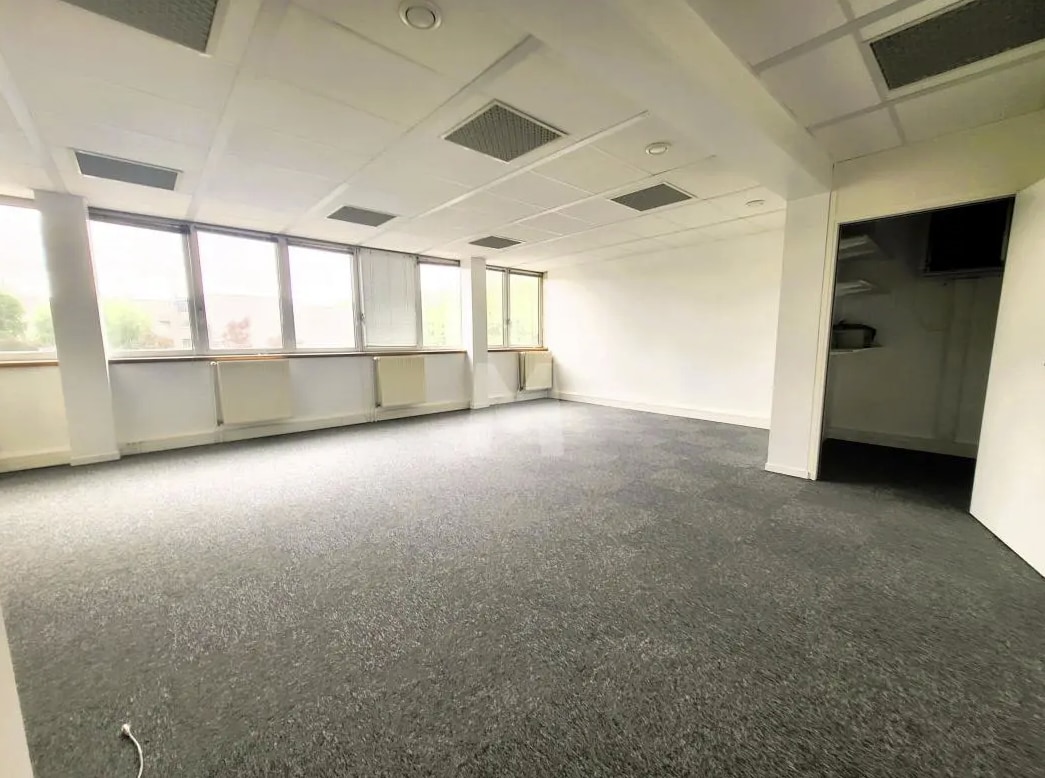 Office in Évry for lease Interior Photo- Image 1 of 5