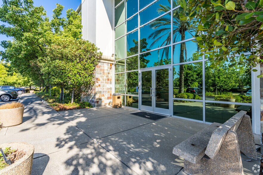 2440 Gold River Rd, Rancho Cordova, CA à vendre - Photo du bâtiment - Image 3 de 32