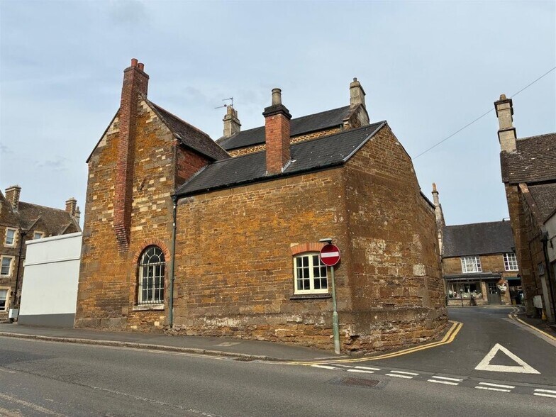 2 Market Pl, Oakham à vendre - Photo du bâtiment - Image 2 de 9