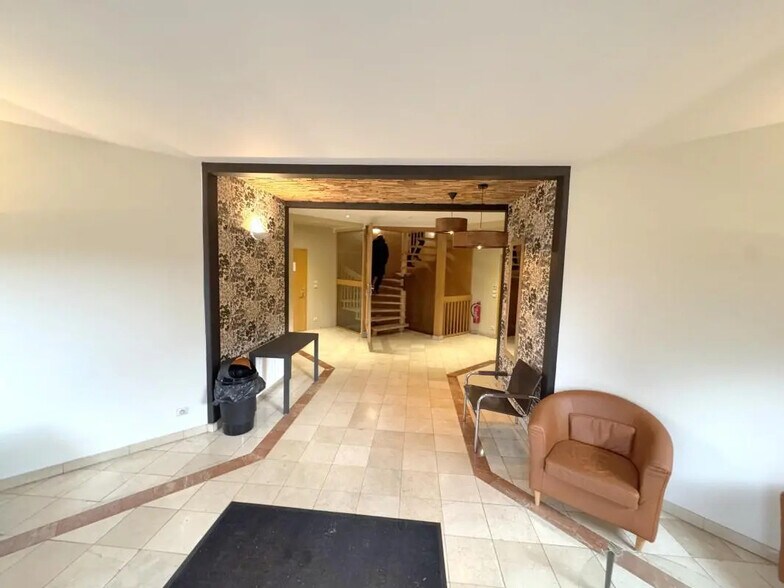 Office in Versailles for lease - Lobby - Image 2 of 12