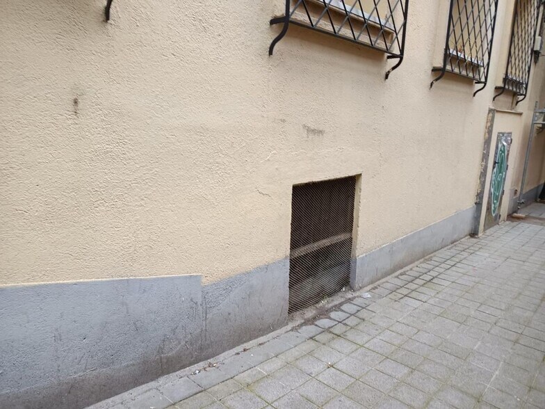 Immeuble residentiel dans Madrid, Madrid à vendre - Photo du bâtiment - Image 2 de 2