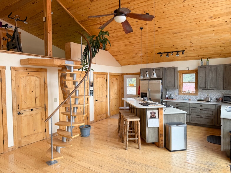 113 Main St W, Cooke City, MT à vendre - Photo du bâtiment - Image 3 de 9