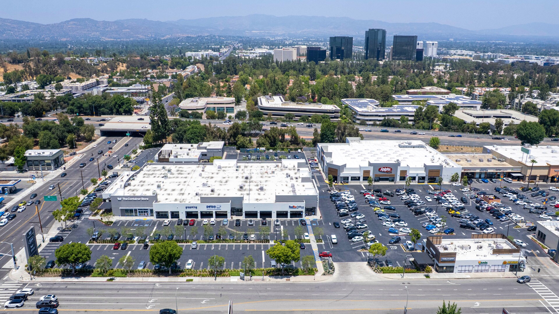 21937 Ventura Blvd, Woodland Hills, CA à louer Aérien- Image 1 de 16