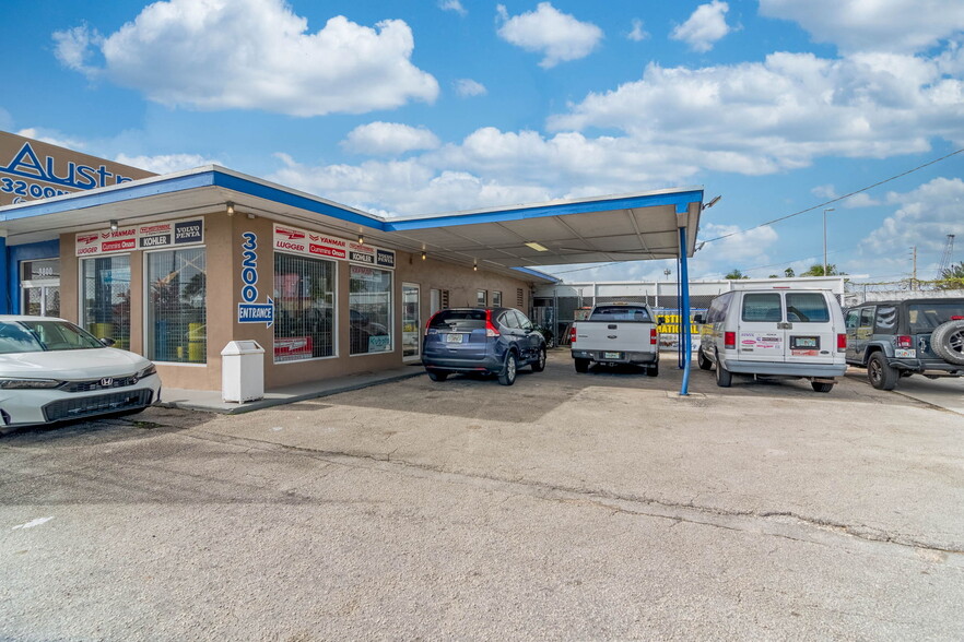 3200 NW South River Dr, Miami, FL for lease - Building Photo - Image 2 of 32