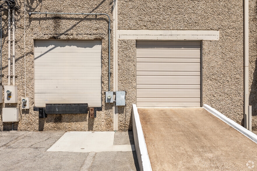 4301-4321 Lindbergh Dr, Addison, TX for lease - Building Photo - Image 3 of 5