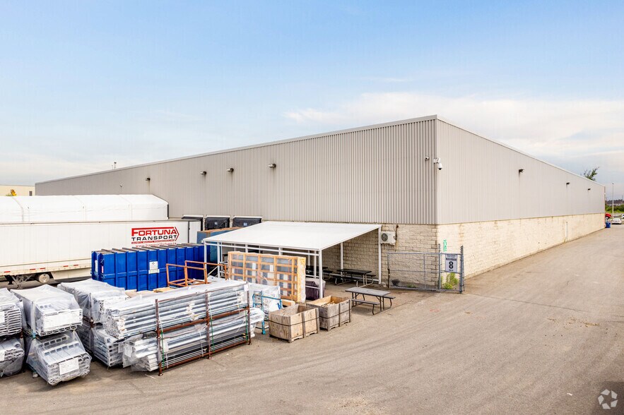 4150 Chomedey (A-13) Desste O, Laval, QC à louer - Photo du bâtiment - Image 3 de 4