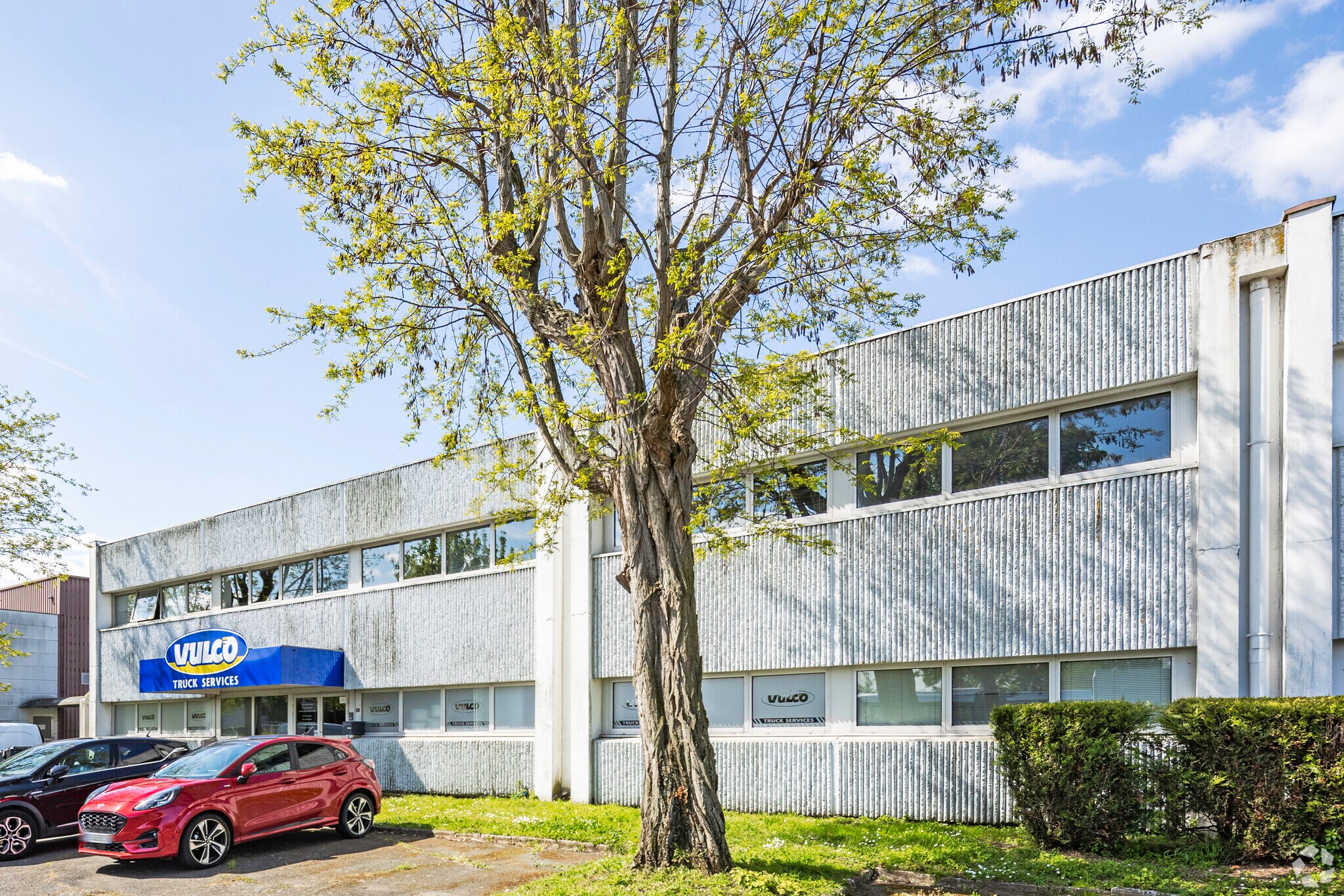 Flex in Saint-Ouen-l'Aumône for lease Primary Photo- Image 1 of 3