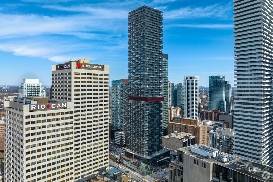2 Eglinton Av E, Toronto, ON à louer - Photo du bâtiment - Image 1 de 6