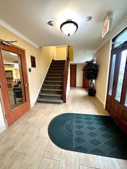 241 Rushmore Ave, Carle Place, NY à vendre - Photo du bâtiment - Image 2 de 13