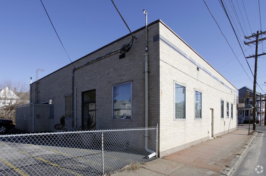 1647 Cranston St, Cranston, RI à louer - Photo du bâtiment - Image 2 de 10
