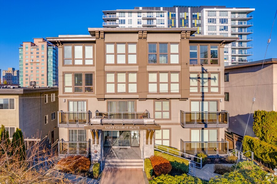 1629 Saint Georges Ave, North Vancouver, BC à vendre - Photo du bâtiment - Image 3 de 17
