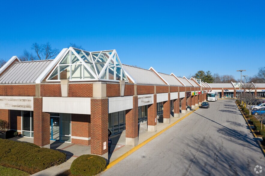 285-297 N Hubbards Ln, Louisville, KY à louer - Photo du bâtiment - Image 2 de 6