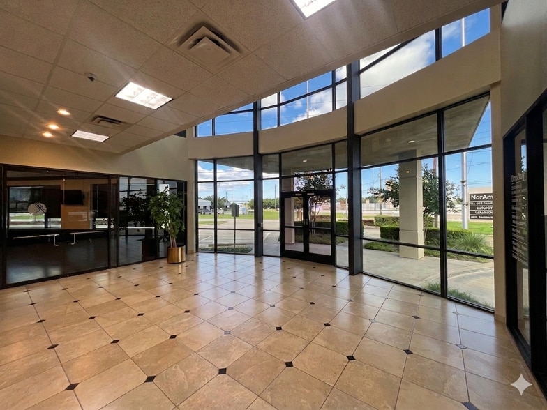 8400 N Sam Houston Pky W, Houston, TX à louer - Photo intérieure - Image 3 de 4