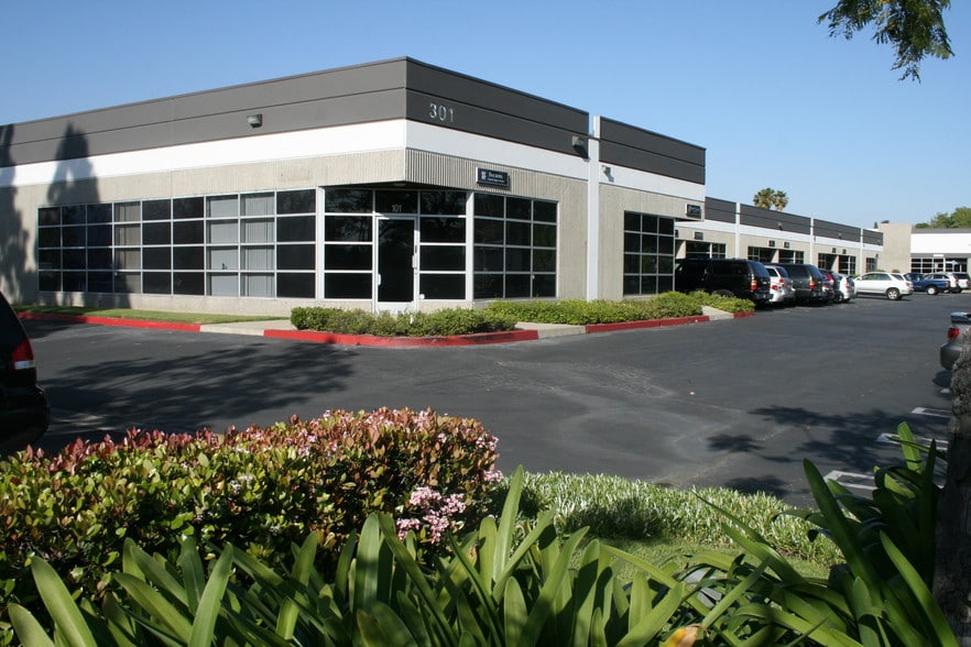 301 E Arrow Hwy, San Dimas, CA à louer - Photo du bâtiment - Image 1 de 8