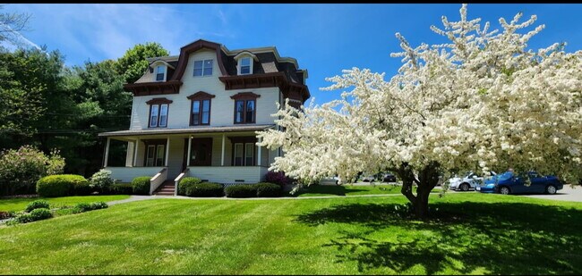 Plus de détails pour 465 Chapel St, Lee, MA - Multi-résidentiel à vendre