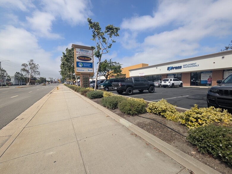 2351-2381 Vineyard Ave, Oxnard, CA à louer - Photo du bâtiment - Image 2 de 28