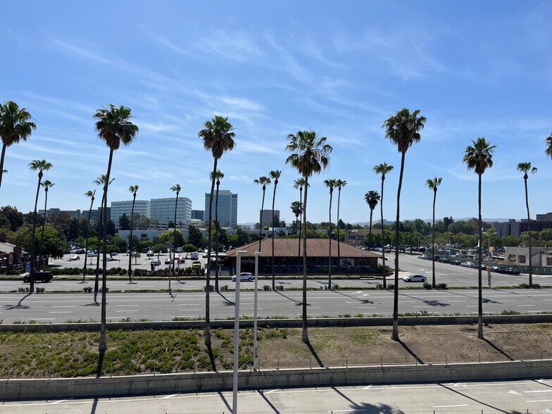 18512 MacArthur Blvd, Irvine, CA à louer - Photo du bâtiment - Image 2 de 2