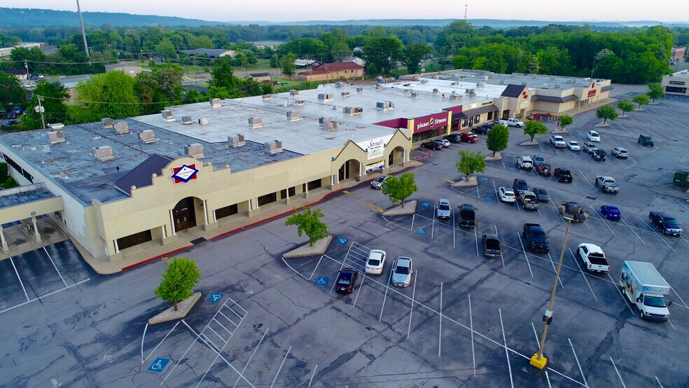 407 N Arkansas Ave, Russellville, AR à louer - Photo du bâtiment - Image 2 de 10