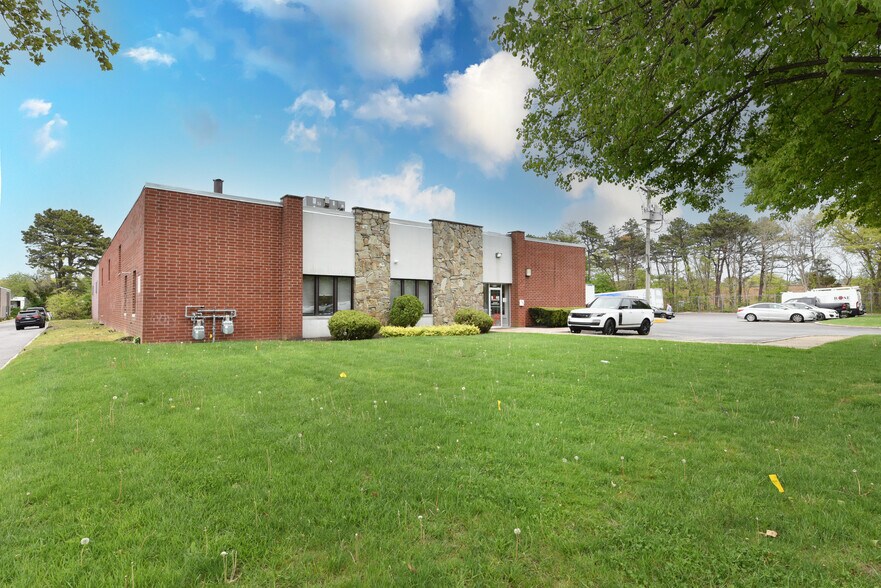 1565 Ocean Ave, Bohemia, NY à vendre - Photo du bâtiment - Image 2 de 25