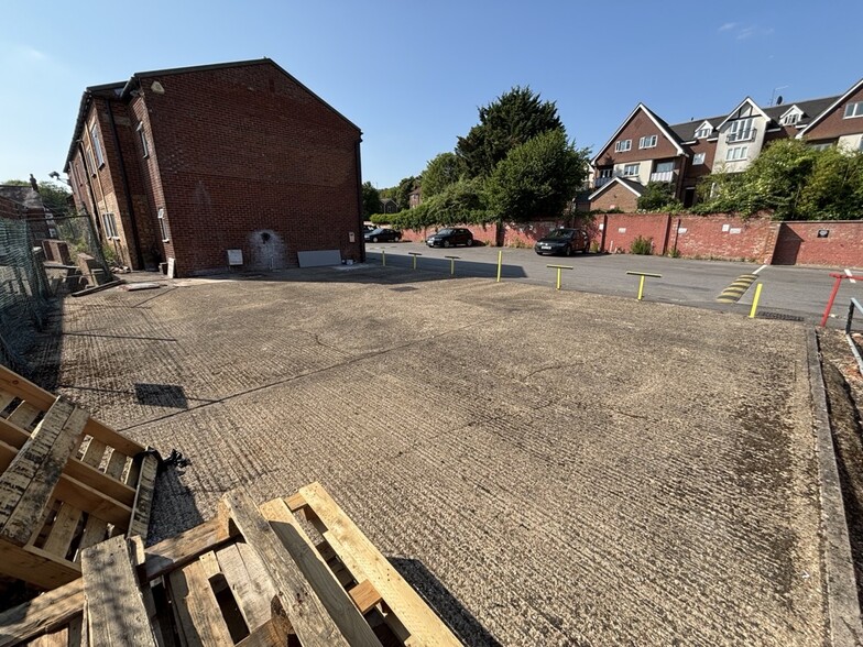 Desborough Park Rd, High Wycombe à louer - Photo de construction - Image 3 de 4